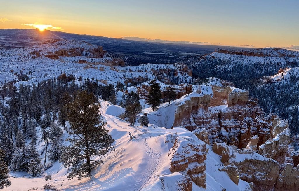 Sunrise Point, in Bryce Canyon, is the ideal spot to view the sun rising